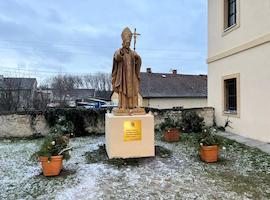Socha sv. Jana Pavla II. v Bakově nad Jizerou byla požehnána