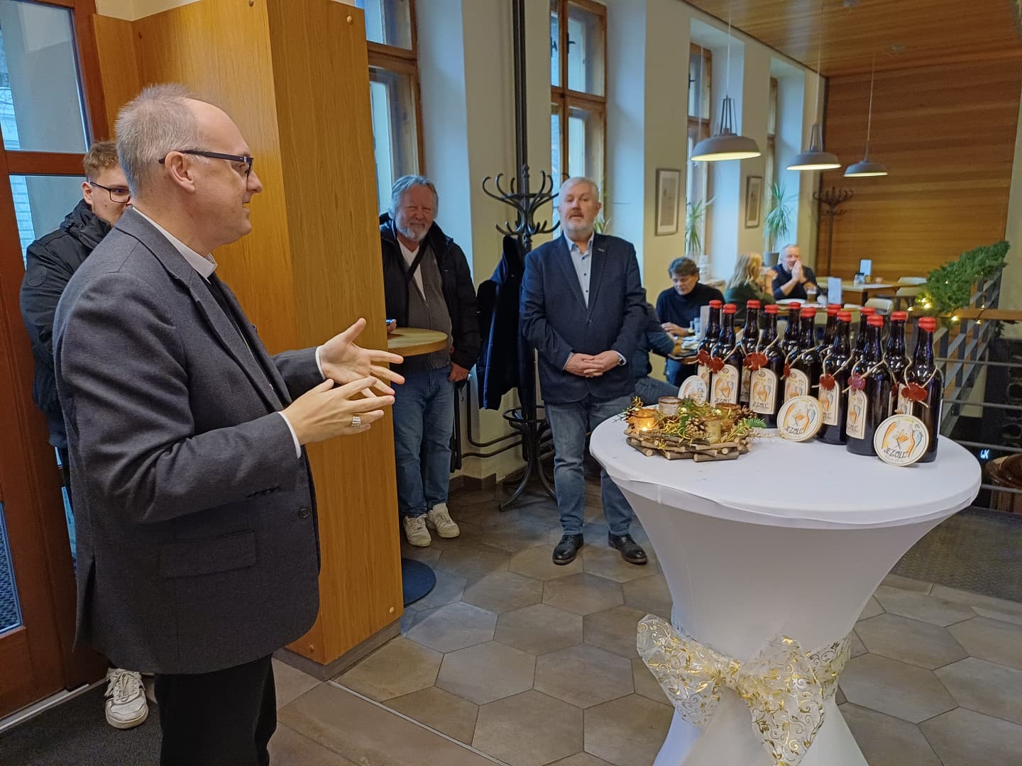 Biskup požehnal vánoční speciál Biskupského pivovaru u sv. Štěpána