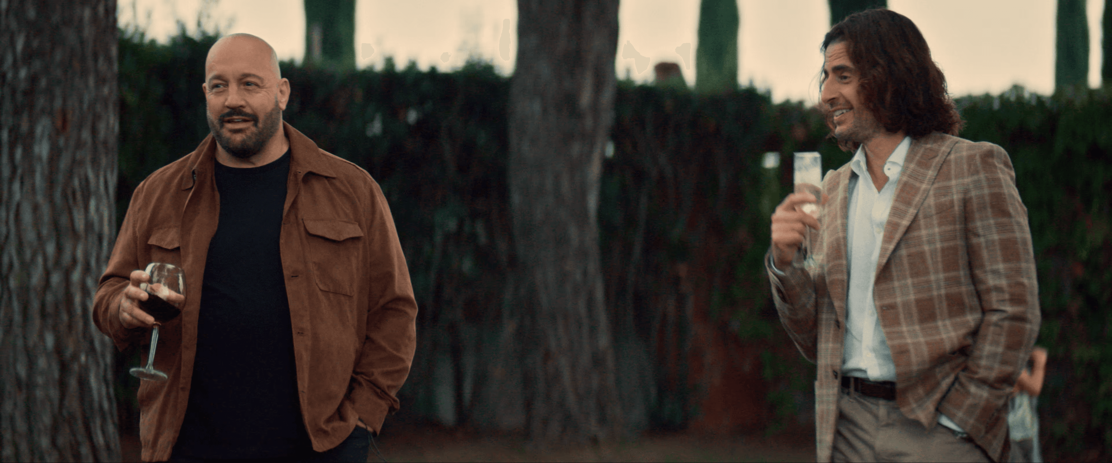 Jonathan Roumie vyměňuje „Ježíšovy sandály“ za společenské boty v nové romantické komedii