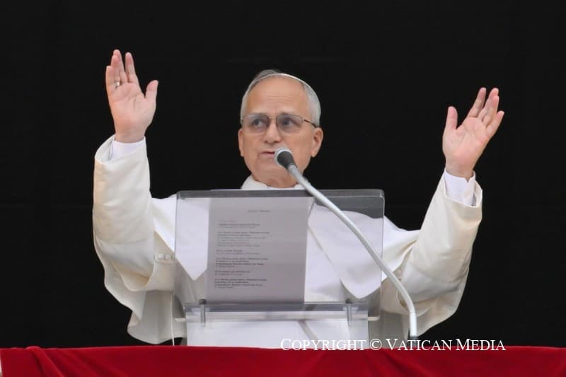 Papež při modlitbě Anděl Páně: Bůh nás nikdy nezavrhne