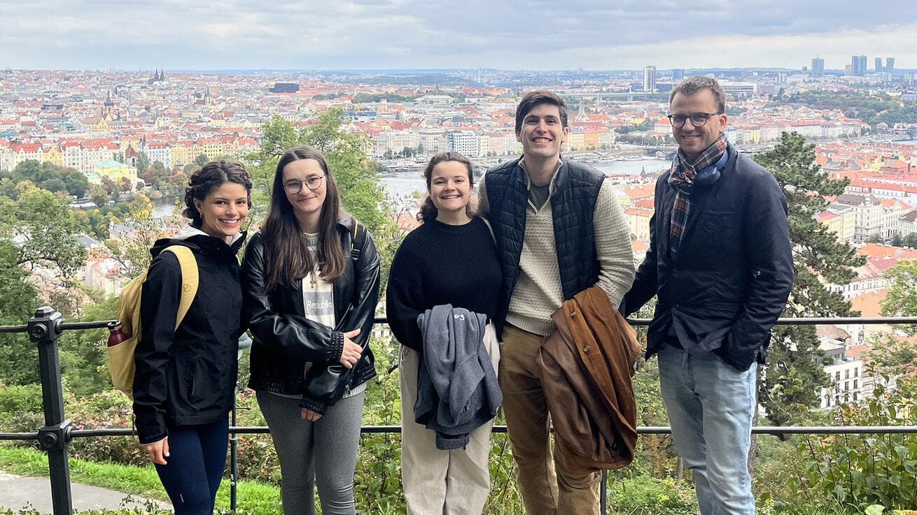 Víra spojuje lidi různých kultur