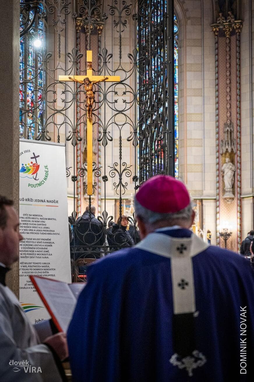 Arcibiskup Nuzík zve k modlitbě za zneužívané, diecéze vedle toho nabízí i konkrétní pomoc