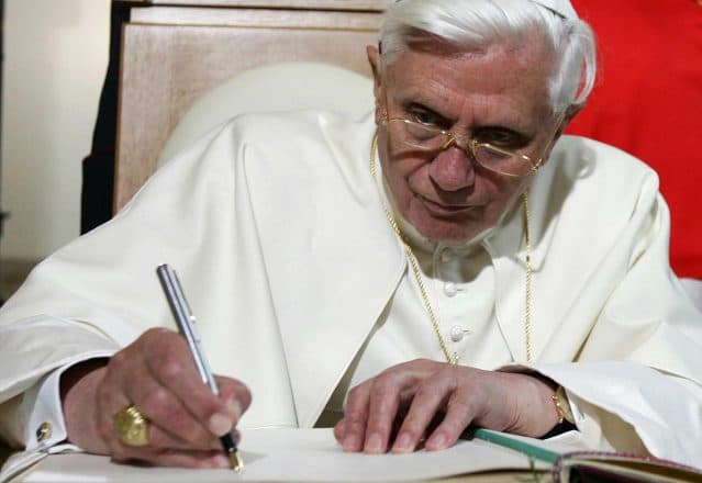 Poslední úvahy Benedikta XVI. o modlitbě a víře vychází v Itálii knižně