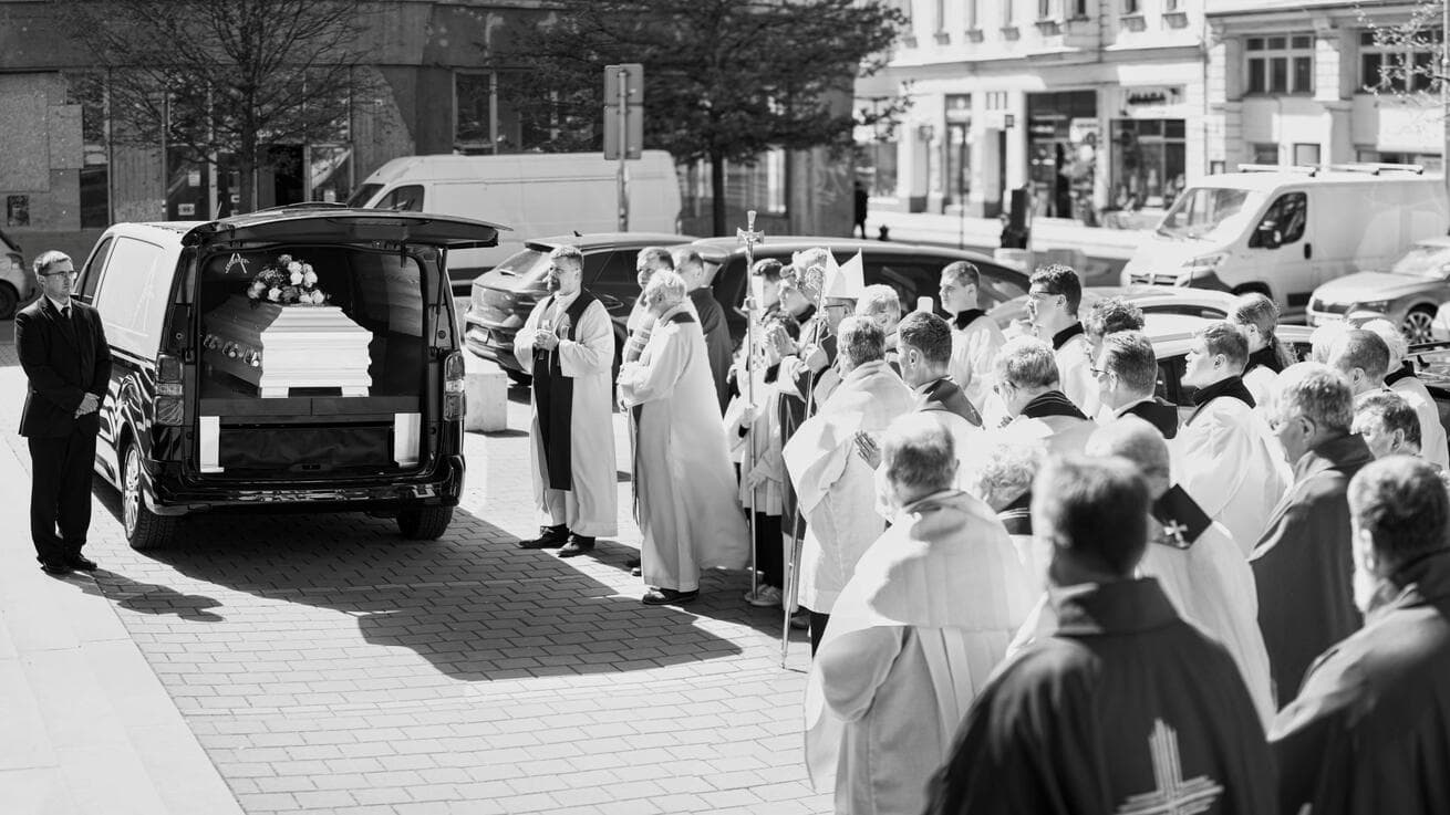 „Kněz je člověkem Velikonoc,“ podotkl biskup David na pohřbu P. Chovance