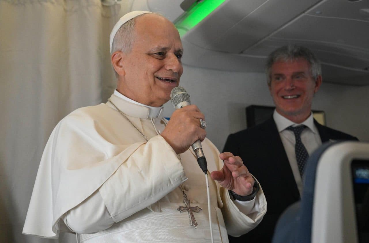 Papež při rozhovoru s novináři: „Jako pastýř nemohu stát na straně války“