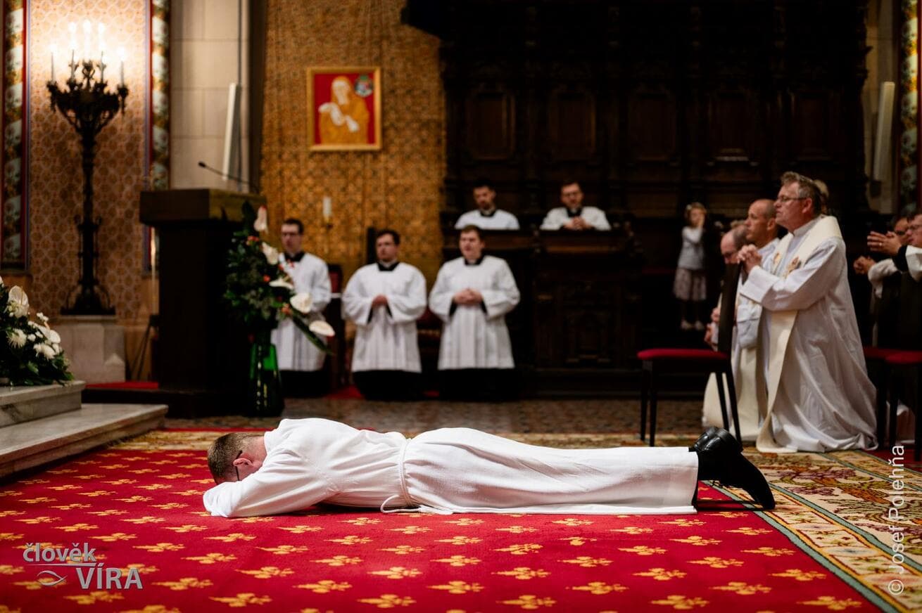 Biskup Basler udělí jáhenské svěcení dvěma kandidátům