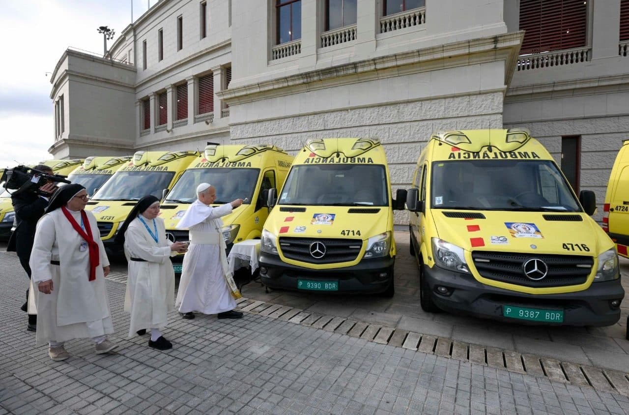 Z Barcelony na Ukrajinu. Papež požehnal „karavanu dobra“