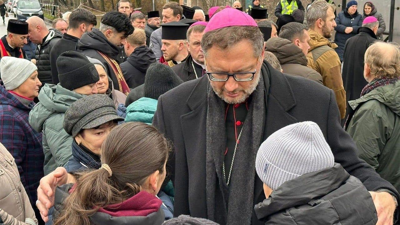 Nuncius na Ukrajině: Bombardování mě vede k modlitbě za obrácení Ruska