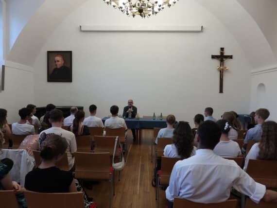 Arcibiskup Stanislav Přibyl se setkal s mladými z Polska 