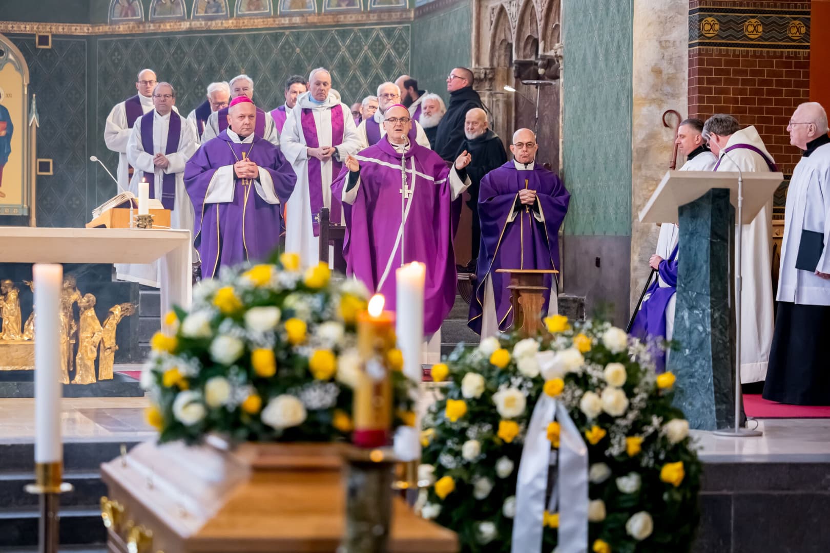 Biskup Stanislav Přibyl vedl pohřební mši P. Mariana Klenera