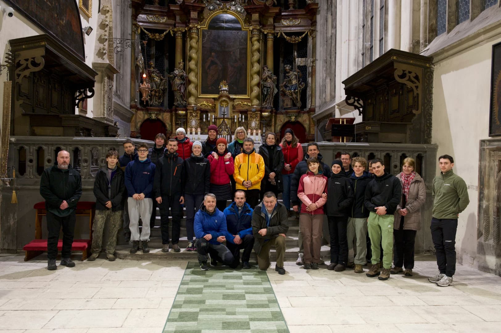 Křížová cesta vedla poutníky 43 kilometrů Polabím