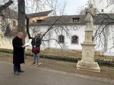 Požehnání zrestaurované sochy sv. Jana Nepomuckého v Českých Budějovicích