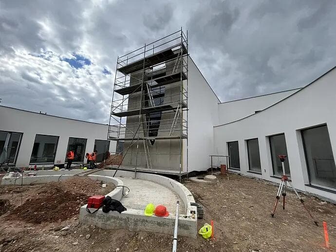 Biskup Jan Vokál navštívil rozestavěný hospic v Hradci Králové