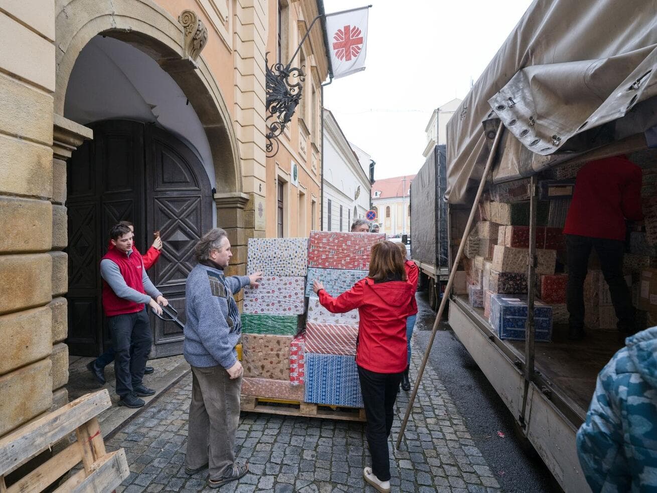 Vánoční balíčky od českých dárců míří na Ukrajinu. Radostná zásilka o rekordní váze 2,9 tuny dnes opustila Olomouc