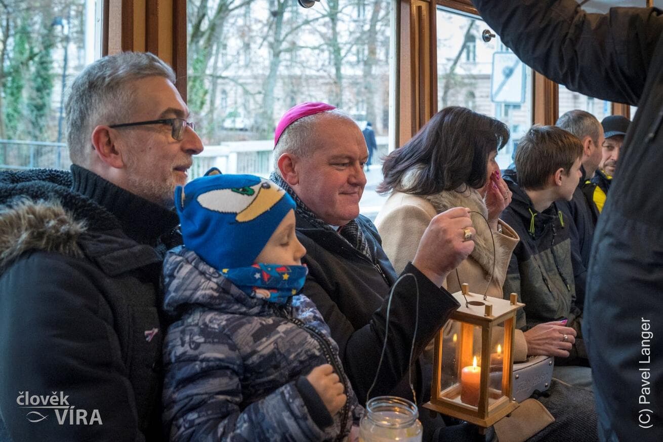 Arcibiskup Nuzík bude rozdávat Betlémské světlo v katedrále i v tramvaji