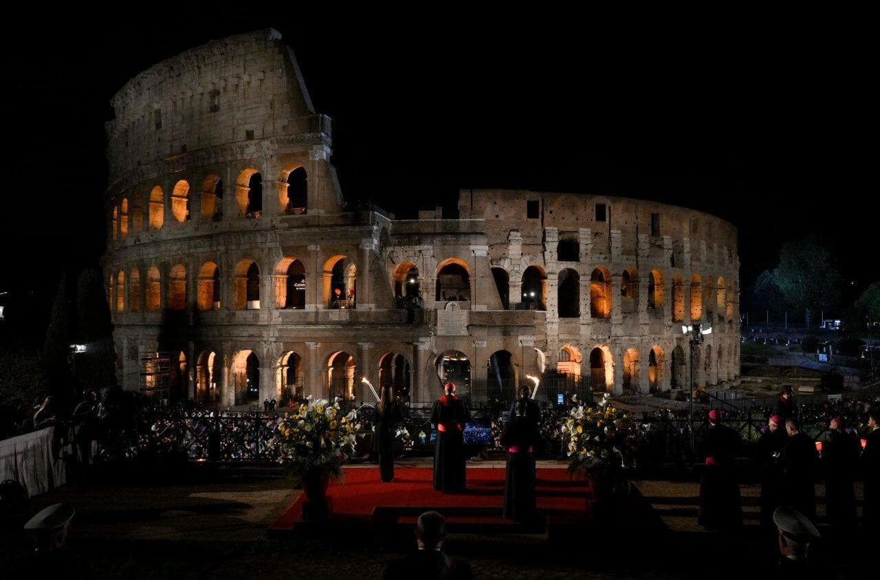 Papež ponese kříž při velkopáteční Křížové cestě v Koloseu