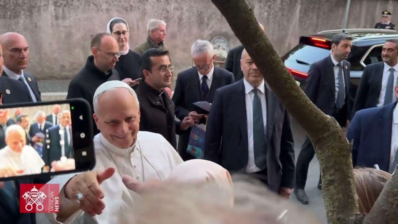 Papež Lev nemluvil s novináři, ale pozdravil se s lidmi