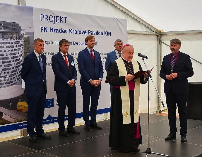 FOTOGALERIE: Biskup Jan Vokál požehnal základní kámen infekčního pavilonu ve FNHK