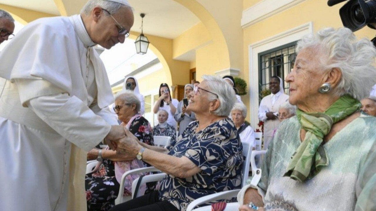 Papež seniorům: Nebojte se křehkosti, modlete se za pokoj ve světě