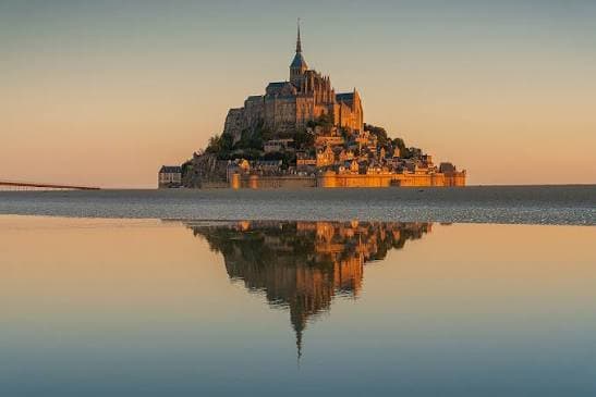 Mont-Saint-Michel získal po více než 13 stoletích první kanonické stanovy