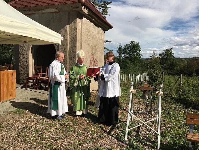 Nový zvon v Chrasti požehnal biskup Prokop