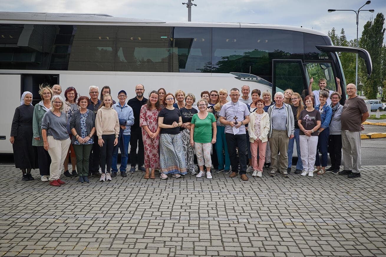 Poutníci s biskupem Martinem Davidem putují po stopách sv. Františka