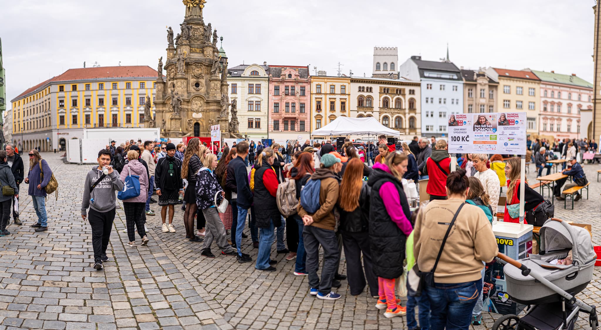 Den lidí bez domova vynesl téměř 100 000 korun na jídlo pro nejchudší obyvatele charitních Domovů