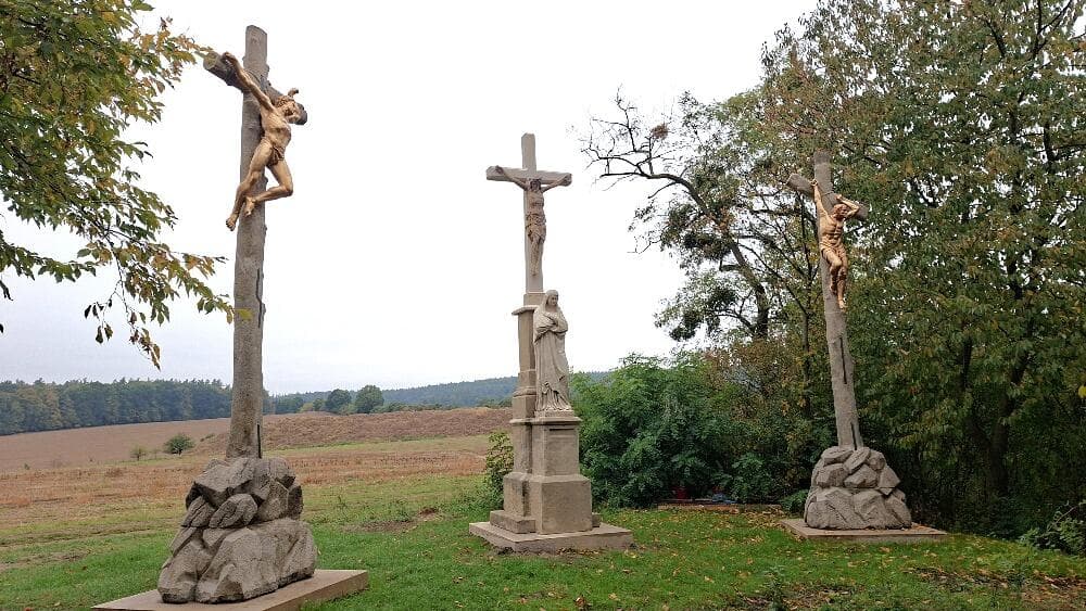 Křížová cesta v Kvasicích je obnovena. Čeká ji slavnostní otevření a požehnání