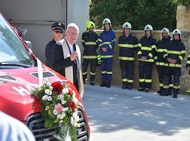 Litoměřický biskup požehnal nový vůz hasičů v Malešově