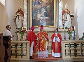 Požehnání obnoveného oltáře v kostele sv. Vavřince v Černčicích