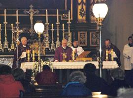 Farníci společně s biskupem vzpomínali na věrné zemřelé