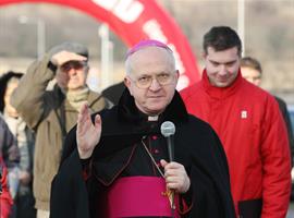 Biskup požehnal nový most přes Labe