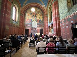 Odhalení a požehnání obrazu oltáře v Beuronské kapli Gymnázia Teplice
