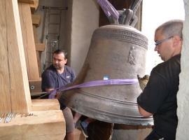 Instalace zvonu do obnoveného kostela v Markvarticích