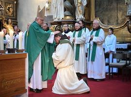 Biskup Jan Baxant vysvětil na kněze bratra Bernarda Ondřeje Mléčku, OFM