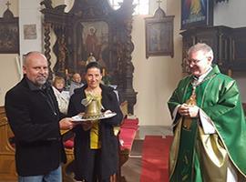 Žehnání zvonu pro kapli sv. Jana Nepomuckého v Děkovce