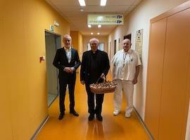 Biskup poslal požehnání i dárky zdravotníkům i pacientům v Nemocnici Litoměřice