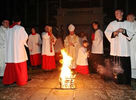 V katedrále sv. Štěpána se konaly obřady velikonoční vigilie - bohoslužba světla, slova, vody a oběti
