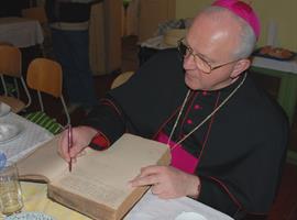 Biskup požehnal stavbu věže kostela v Lenešicích