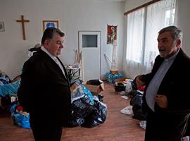 Arcibiskup Duka navštívil povodněmi zasažené Liberecko