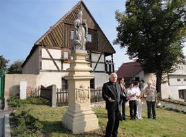 Obnovené plastiky v Mirošovicích požehnal biskup Jan Baxant