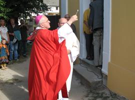 Na skále vystavěná obec Dražejov s kaplí uprostřed v Poddubském Švýcarsku