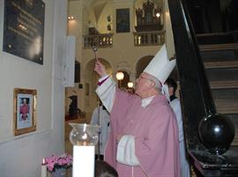 Mons. Jan Baxant požehnal pamětní desku věnovanou biskupu Josefu Kouklovi