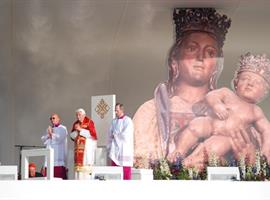 Papež vedl křížovou cestu pro mladé